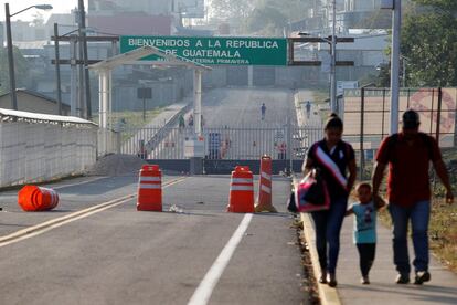 Los datos de los refugiados en México y los testimonios de los migrantes sugieren que, aunque menos centroamericanos están tratando de entrar a Estados Unidos, muchos siguen huyendo de sus países pobres y violentos. La mayoría de ellos deciden quedarse más tiempo en México, que tradicionalmente ha sido un país de tránsito. En la imagen, una familia camina cerca de la frontera entre México y Guatemala, a las afueras de Tenosique, Tabasco (México).