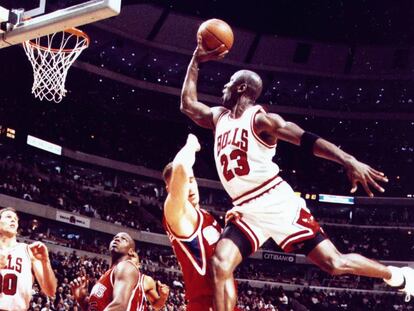 Michael Jordan, volando hacia la canasta rival como una exhalación. Imparable.