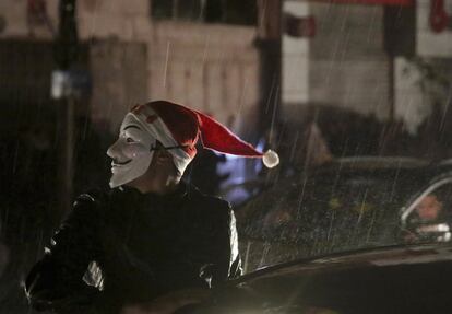 Un joven palestino con un gorro de Santa Claus durante el Año Nuevo en la ciudad de Gaza.