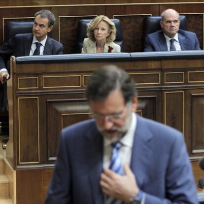 Rajoy en primer término; en el banco azul, Zapatero y sus vicepresidentes Salgado y Chaves.