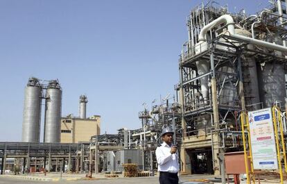 Un guardia de seguridad vigila la planta petroquímica en Mahshahr, Irán.