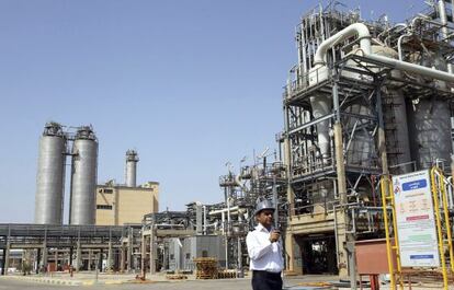 Un guardia de seguridad vigila la planta petroqu&iacute;mica en Mahshahr, Ir&aacute;n.