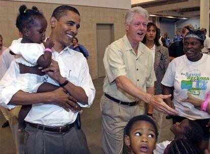 Obama y Clinton visitan a los evacuados por el Katrina en un centro de aocgida de Houston, en 2005.