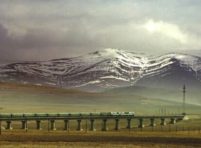 El tren del Tíbet, que une Pekín y Lhasa en 48 horas, a su paso por el tramo de Golmud