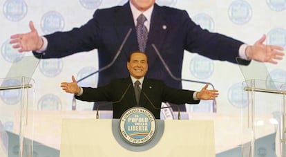 Silvio Berlusconi se dirige a los asistentes de un congreso de su partido en Roma, en marzo de 2009. 
