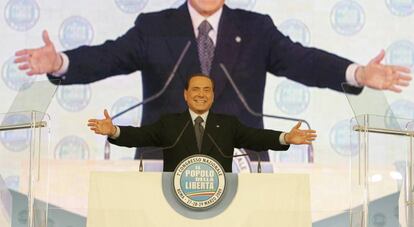 Silvio Berlusconi se dirige a los asistentes de un congreso de su partido en Roma, en marzo de 2009.