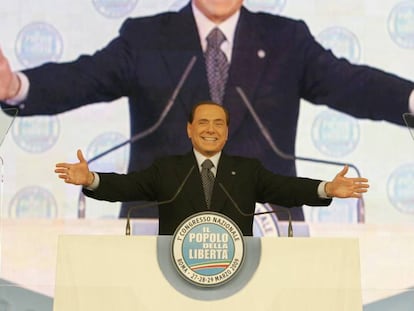 Silvio Berlusconi se dirige a los asistentes de un congreso de su partido en Roma, en marzo de 2009. 