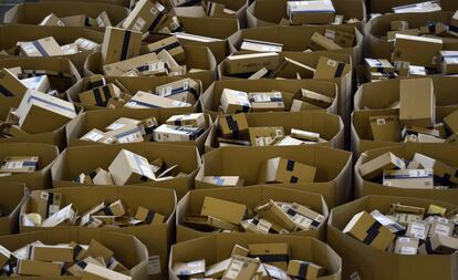 Paquetes apilados en el centro logístico de Amazon en San Fernando de henares (Madrid).