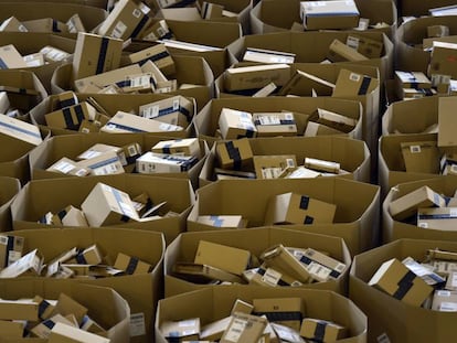 Paquetes apilados en el centro logístico de Amazon en San Fernando de henares (Madrid). 