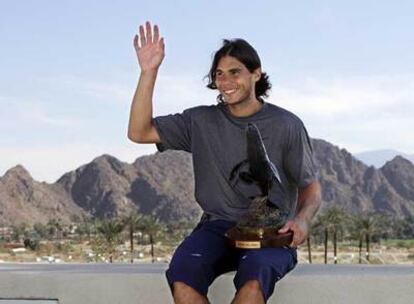 Rafael Nadal, con el trofeo que distingue al ganador del torneo <i>masters</i> de Indian Wells.