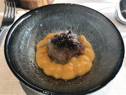 El tercer acto se celebra en la mesa, con vistas a un pinar y a un huerto en el que campan a sus anchas una veintena de gallinas, que surten de huevos al restaurante. Ahí comienza el bloque fuerte de un menú degustación (72 euros), que se inicia con mantequilla de trufa, para continuar con un plato que adentra en el paisaje, la tocona (tocón del árbol) de pinares, una tierra de remolacha con setas deshidratadas y un toque de resina, que da paso  a un bocado del recuerdo, como es el desayuno en el bar, que se sirve en una taza, y que en realidad es una crema de setas acompañada de un pan brioche con trufa. 