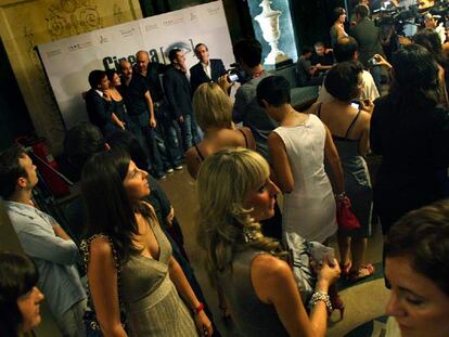 Llegada de invitados, anoche, a la gala inaugural del festival Cinema Jove en el Teatro Principal de Valencia.