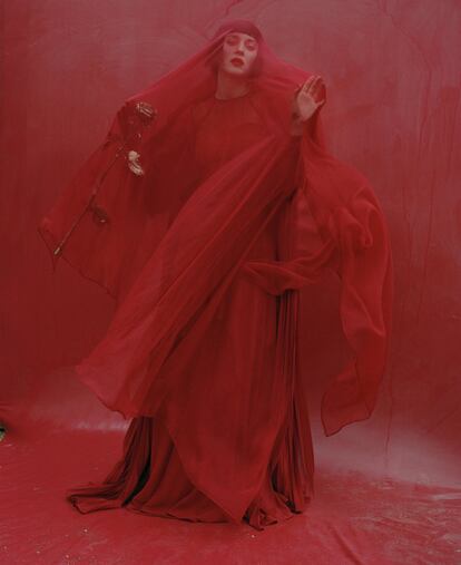 La actriz Marion Cotillard, en una producción de moda de alta costura de Valentino (París, 2012).