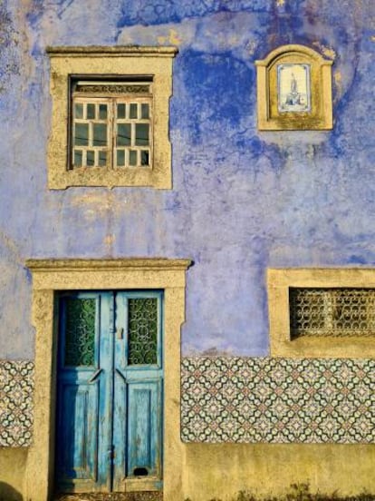 Fachada de una casa en la aldea de Vale de Águia, al noreste de Portugal.