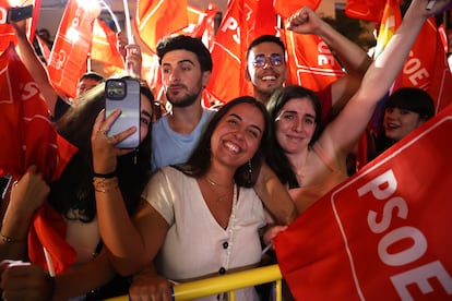 Simpatizantes socialistas en el exterior de la sede del PSOE en Madrid. 