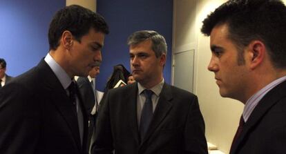 Pedro Sánchez (i) en el Ayuntamiento de Madrid junto a David Lucas.