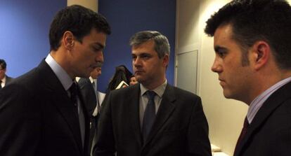 Pedro S&aacute;nchez (i) en el Ayuntamiento de Madrid junto a David Lucas.