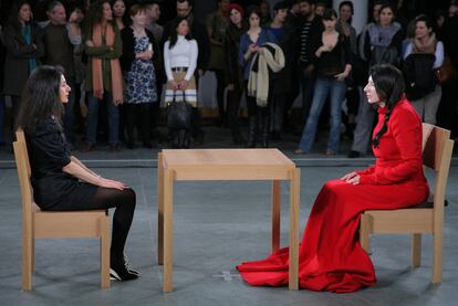 Abramovic, de rojo, durante su 'performance' en el MoMA en 2010.