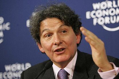 El ministro francés de Economía, Thierry Breton, destacó en Davos "la recuperación económica de Francia", que después de un segundo semestre de 2005 bastante positivo, espera crecer un 2,25% en 2006.