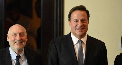 Juan Carlos Varela (d), presidente de Panamá, y Joseph Stiglitz en la presentación del comité de expertos.