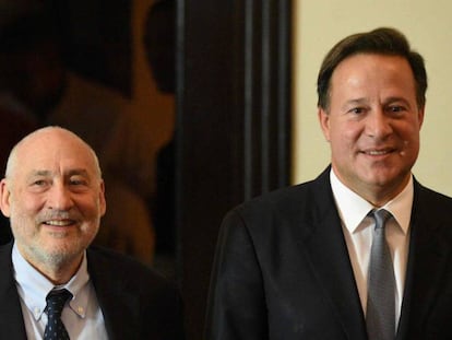 Juan Carlos Varela (d), presidente de Panamá, y Joseph Stiglitz en la presentación del comité de expertos.