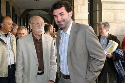 El candidato del BNG Anxo Quintana, con barba, junto al veterano líder comunista Anxo Guerreiro.
