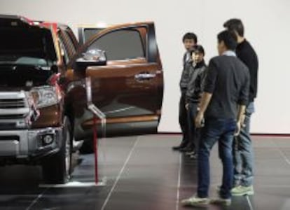 Visitantes del Sal&oacute;n del Autom&oacute;vil de Detroit observan el nuevo Toyota Tundra