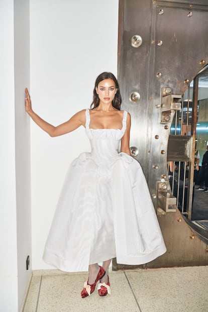 Irina Shayk en el backstage del último desfile de Vivienne Westwood por Andreas Kronthaler.