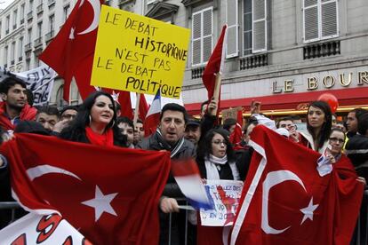 Manifestantes protestan frente a la Asamblea francesa.