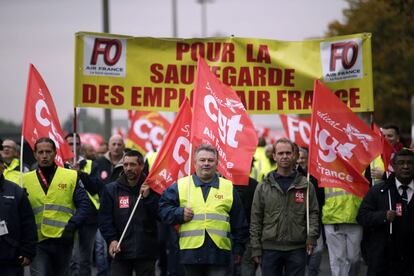 Els pilots de l'aerolínia havien rebutjat prèviament una proposta per treballar més hores. Air France volia que els empleats volessin 100 hores més a l'any pel mateix salari, una sol·licitud que aquests han rebutjat per considerar-la una reducció salarial. A la foto, els manifestants amb banderes de la CGT (Confederació General de Trabajadores).