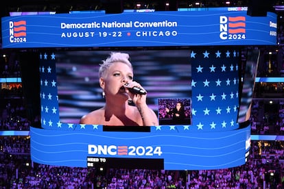 La cantante Alicia Moore, Pink, en la Convención Demócrata que proclamó a Kamala Harris como candidata, el 22 de agosto en Chicago.