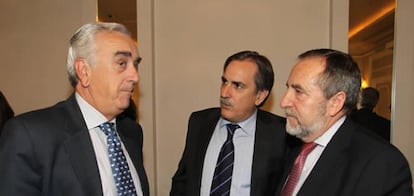 Marcos Peña, presidente del CES, con Valeriano Gómez y Juan Barranco, exalcalde de Madrid.