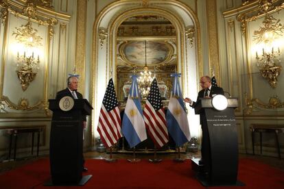 Rex Tillerson (izq.) y Jorge Faurie en rueda de prensa en Buenos Aires.