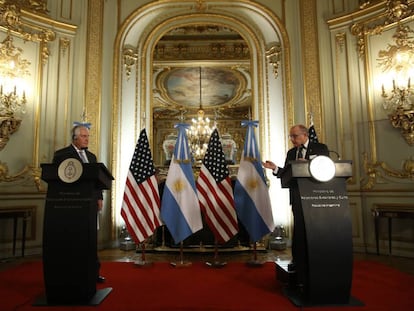 Rex Tillerson (izq.) y Jorge Faurie en rueda de prensa en Buenos Aires.