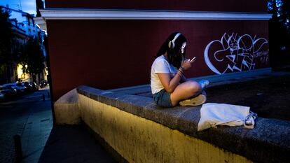 Una adolescente utiliza su móvil, en Madrid.