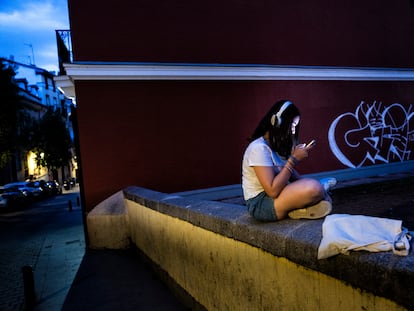 Una adolescente utiliza su móvil en Madrid.