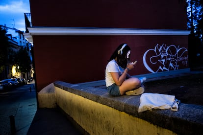 Una adolescente utiliza su móvil.