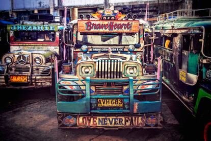 Los primeros 'jeepneys', el principal transporte público en muchas ciudades filipinas, así como entre centros regionales, eran todoterrenos modificados que el ejército de Estados Unidos abandonó en el país tras la II Guerra Mundial. Personalizados con detalles filipinos, lucen cromados, faros coloridos, antenas de radio, pinturas de la Virgen María o personajes de cómic. Las rutas de servicio están escritas en los laterales del vehículo.