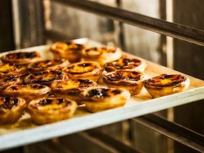 Bandeja de 'pasteis' de la Confeitaria Nacional, en la Plaza de Figueira, en Lisboa.