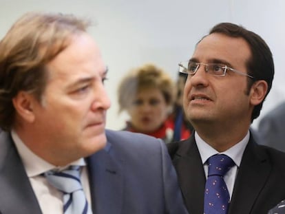 Daniel Ortiz, en el centro, en la inauguración de un edificio cultural el pasado mayo en Móstoles.