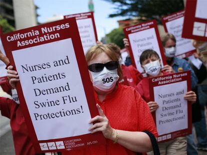 Manifestación de enfermeras en San Francisco en demanda de protección sanitaria contra la nueva gripe.