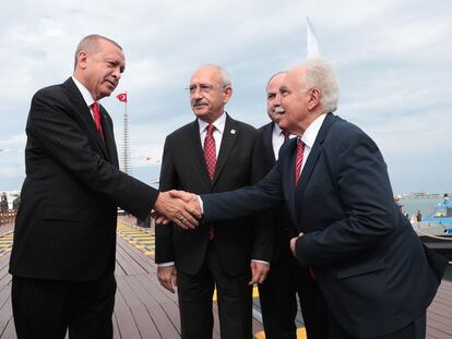 El presidente turco, Recep Tayyip Erdogan, estrecha la mano de Dogu Perinçek, del Partido de la Patria, ante Kemal Kilicdaroglu, líder del Partido Republicano del Pueblo, en mayo de 2019.