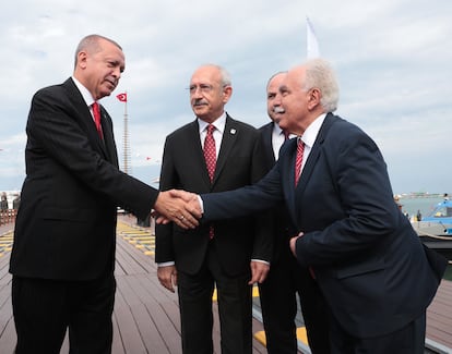 El presidente turco, Recep Tayyip Erdogan, estrecha la mano de Dogu Perinçek, del Partido de la Patria, ante Kemal Kilicdaroglu, líder del Partido Republicano del Pueblo, en mayo de 2019.