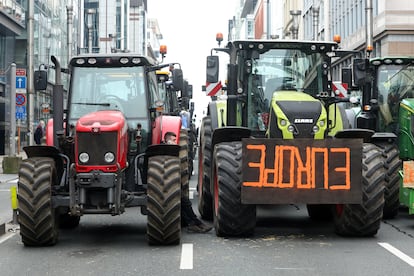 Los tractores han vuelto a bloquear este martes algunas vías de Bruselas durante un Consejo de ministros de Agricultura