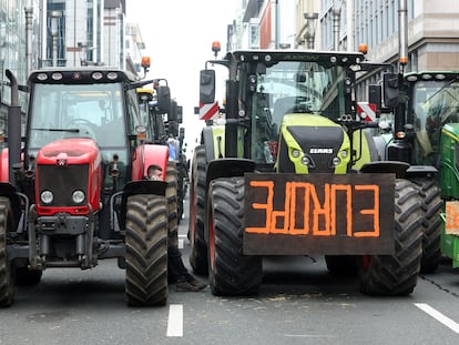 Los tractores han vuelto a bloquear este martes algunas vías de Bruselas durante un Consejo de ministros de Agricultura