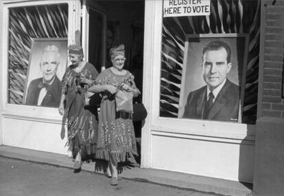 Dos electoras salen de un centro de votación para las presidenciales de 1960 (The Museum of Modern Art, New York/ Magnum Photos, cortesía  de Fundación Henri Cartier-Bresson).