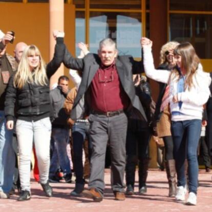 Miguel Montes Neiro con sus hijas tras salir de la prisión de Albolote.