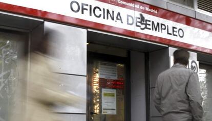 Un hombre pasa ante una oficina de empleo de Madrid.