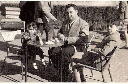 El dibujante de 'El Guerrero del Antifaz', Manuel Gago, y sus hijos a finales de los años cincuenta.