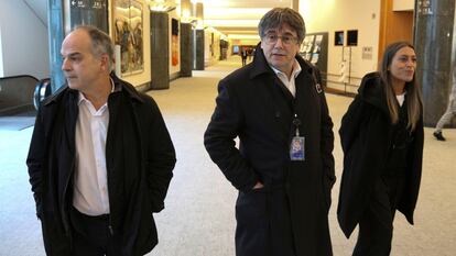 Carles Puigdemont, Míriam Nogueras y Jordi Turull en el Parlamento Europeo, este viernes, después de una reunión.